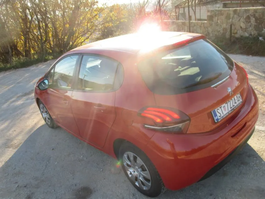 peugeot 208 1,5 bluehdi - slika 8
