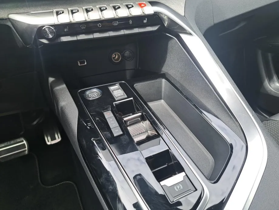 peugeot 3008 gt puretech 130 eat8 - slika 11