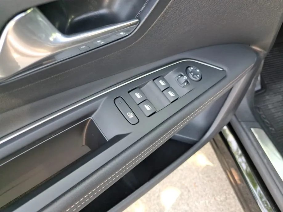 peugeot 3008 gt puretech 130 eat8 - slika 17