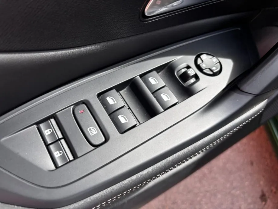 peugeot 308 1,2 automatik •2022•kamera•virtual•leasingbezučešća - slika 8