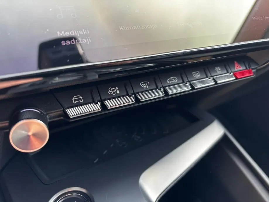 peugeot 308 1,2 automatik •2022•kamera•virtual•leasingbezučešća - slika 12