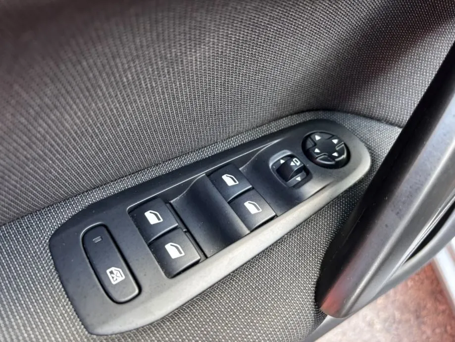 peugeot 308 1,2 puretech automatik •2020•automatik•leasingbezučešća• - slika 18