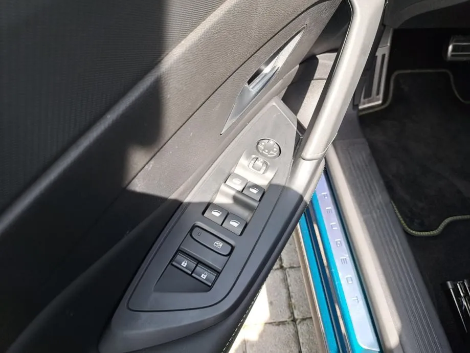 peugeot 408 gt hybrid 145 e-dcs6 - slika 19
