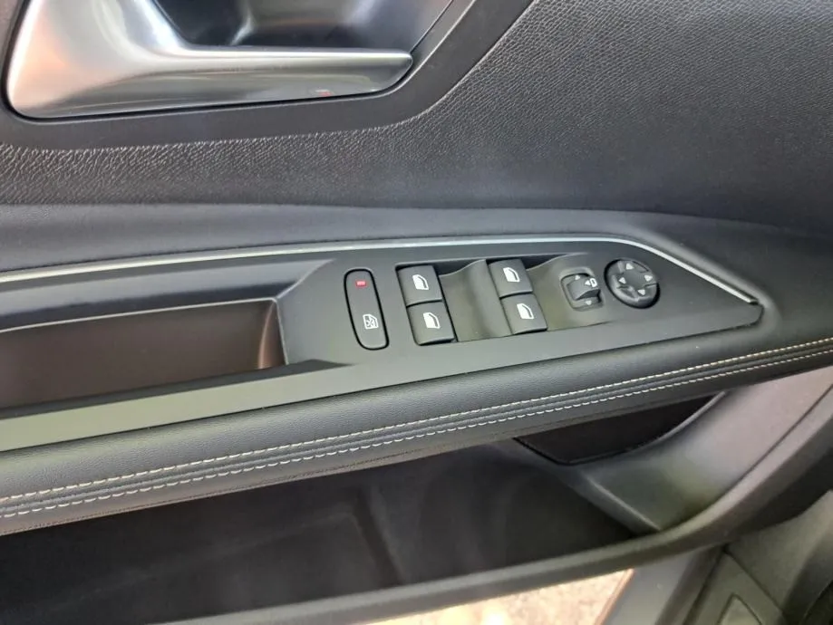 peugeot 5008 gt puretech 130 eat8 ***7 sjedala*** - slika 17