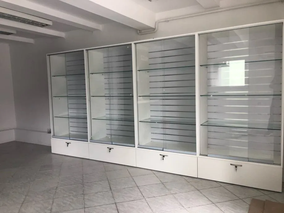vitrine za robu u trgovini - slika 2