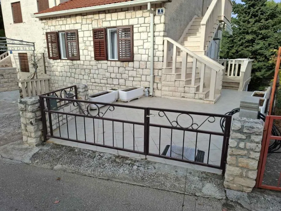 stan: postira, 99.00 m2, prizemlje sa vrtom i parkirnim mjestom - slika 2