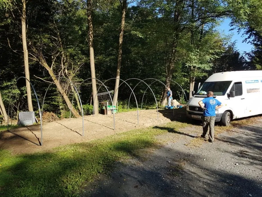 plastenik tunel 4 m širine sa rolo vratima - slika 6