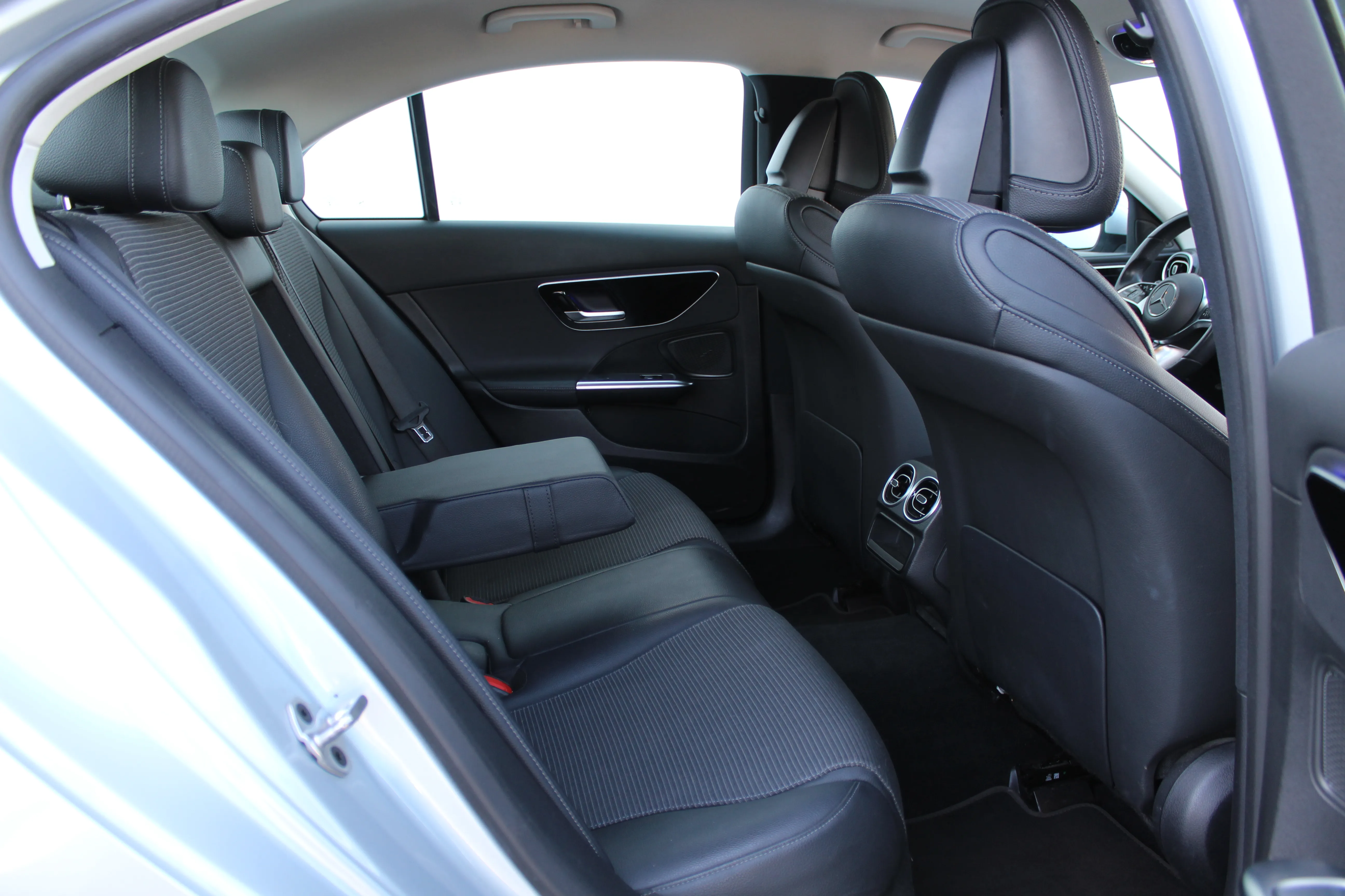 13123 mercedes-benz c 220 d avantgarde aut. - slika 13