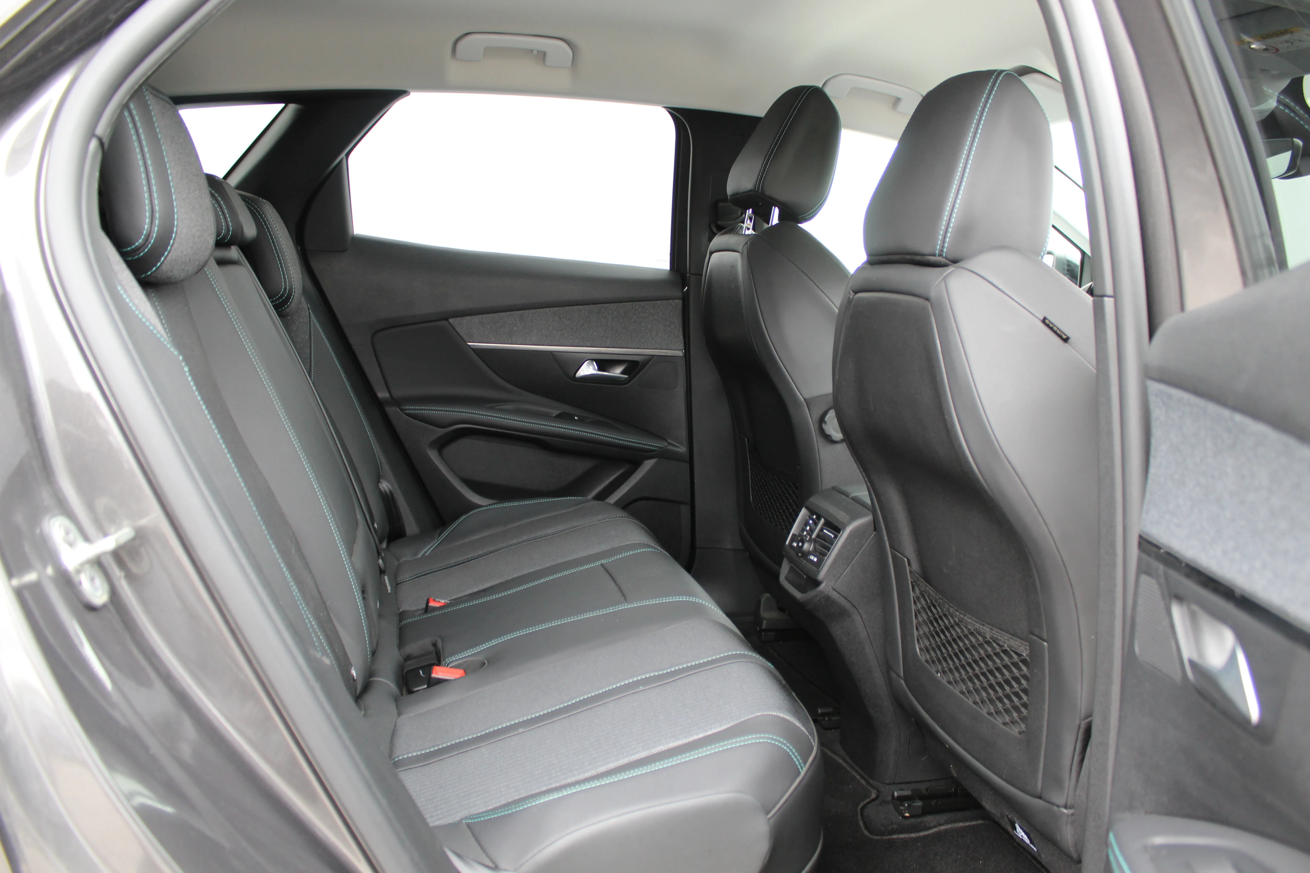 13084 peugeot 3008 phev 225 allure pack aut. - slika 12