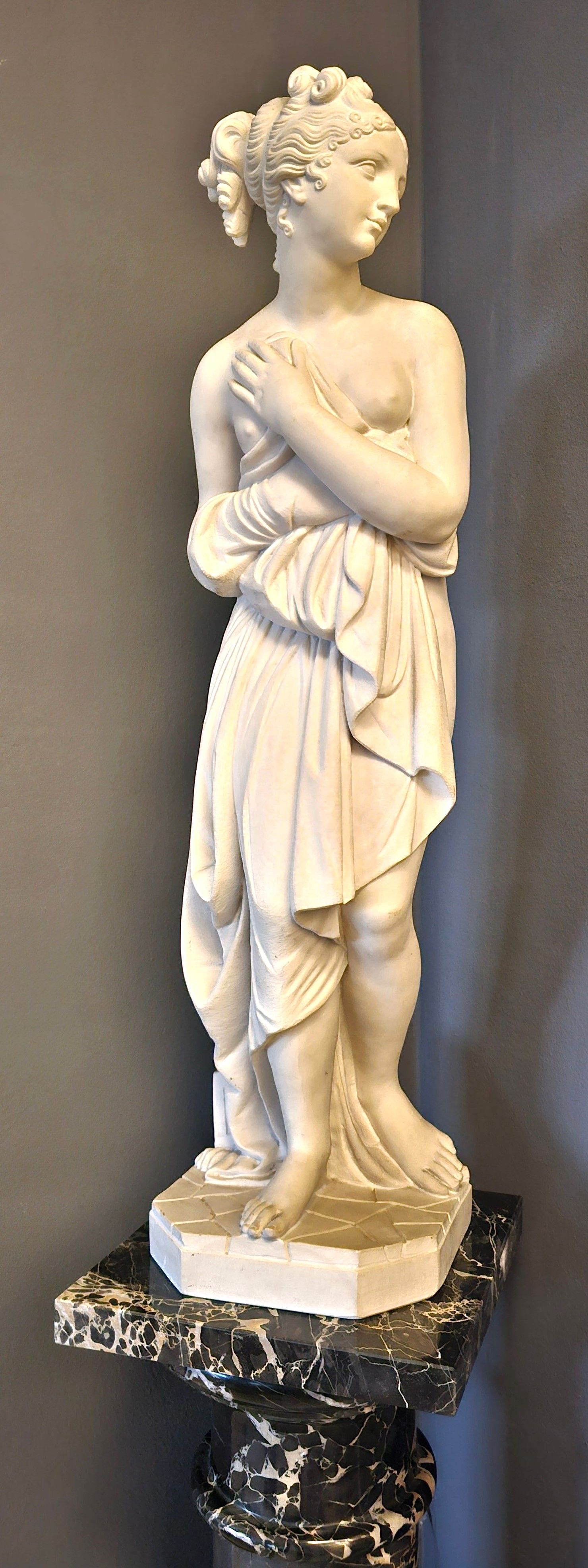 skulptura venera italica na podestu od mramora - slika 2