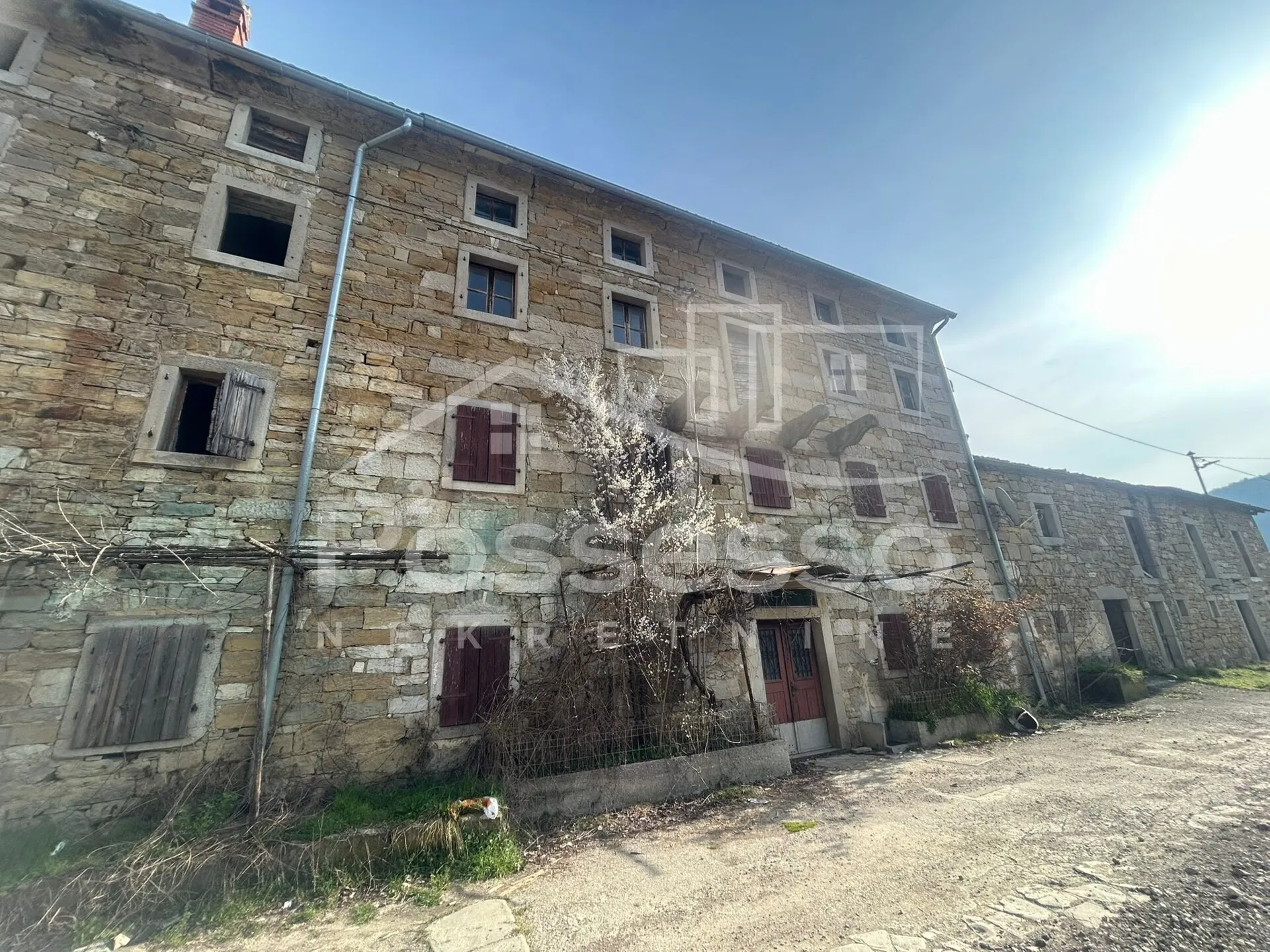 Dvojna kuća s potencijalom u srcu mirnog Buzeta! - Buzet, Buzet