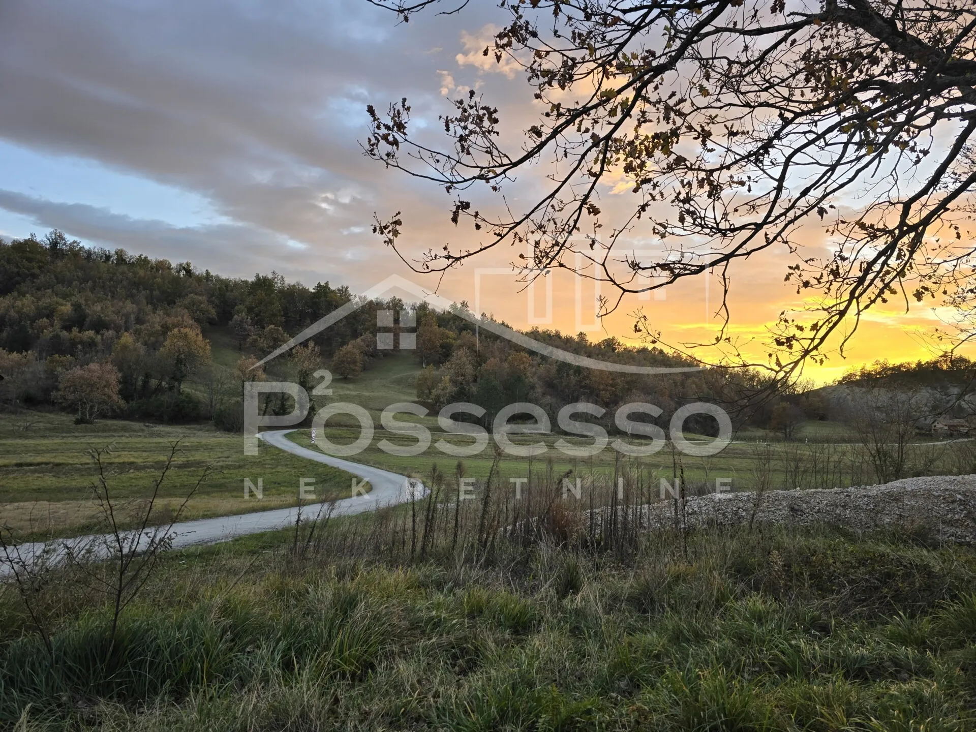zemljište prodaja hum 324 m2 - slika 2