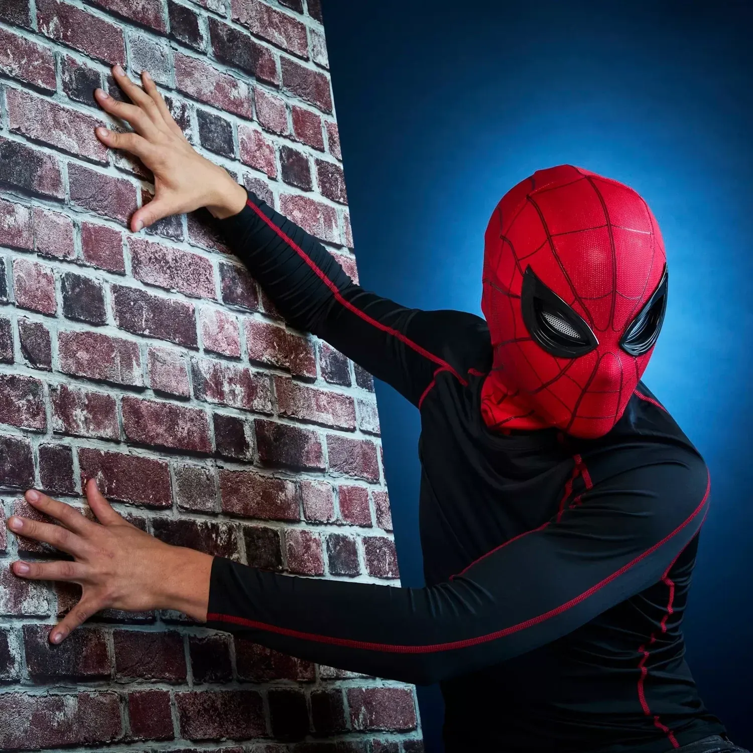 marvel legends series – spider-man electronic expressive mask - slika 5