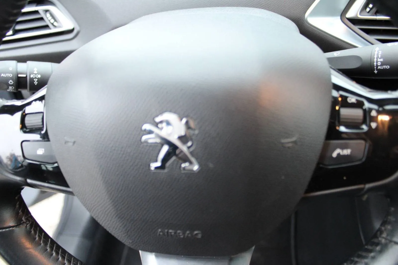 peugeot 308 1.5 hdi business - slika 14