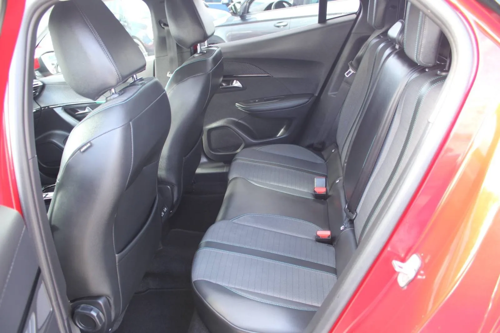 peugeot 2008 1.2 puretech allure automatik - slika 11