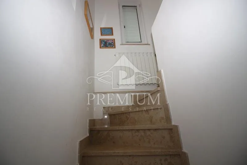 stara jezgra, kuća na 4 etaže, 5 apartmana, pogodno za razne djelatnosti - slika 46