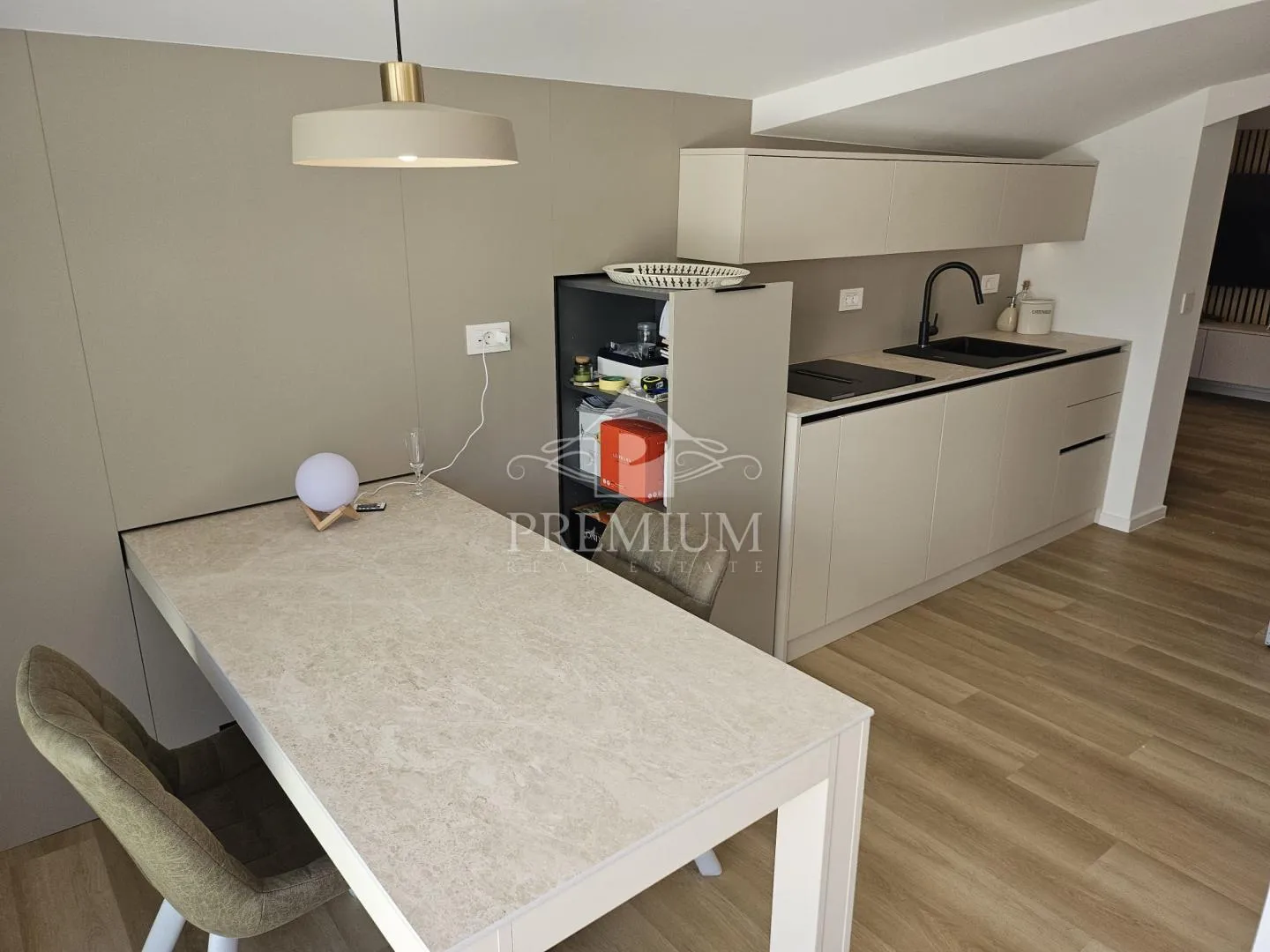 novoadaptirani stan sa garažom, velika terasa, pogled - slika 11