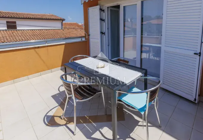 kuća sa tri apartmana, bazen, blizina mora, okućnica - slika 26