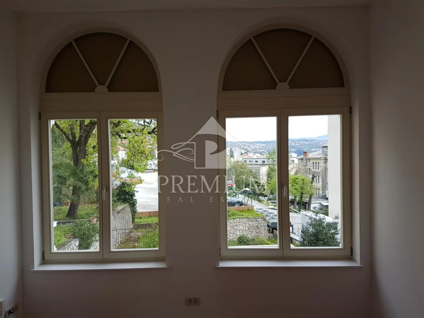 adaptiran stan u staroj vili blizu centra i mora, garaža, pogled - slika 11