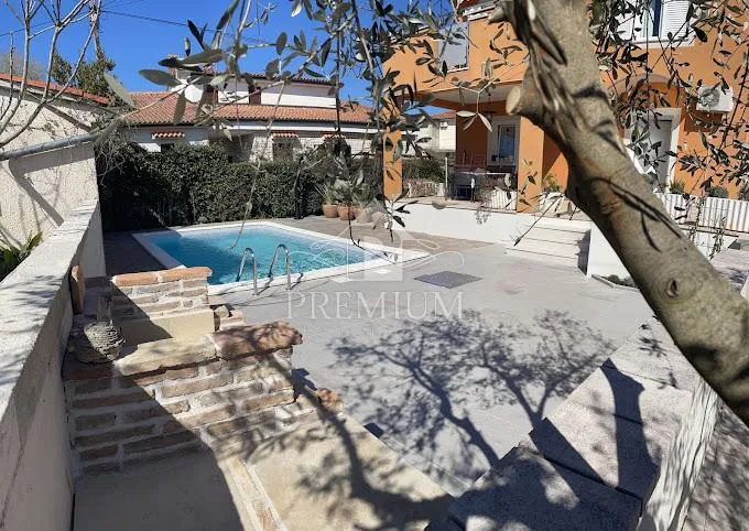 kuća sa tri apartmana, bazen, blizina mora, okućnica - slika 6