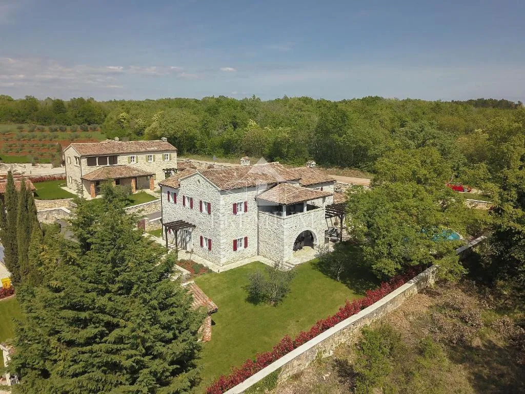 autohtona istarska vila sa bazenom u srcu istre - slika 40