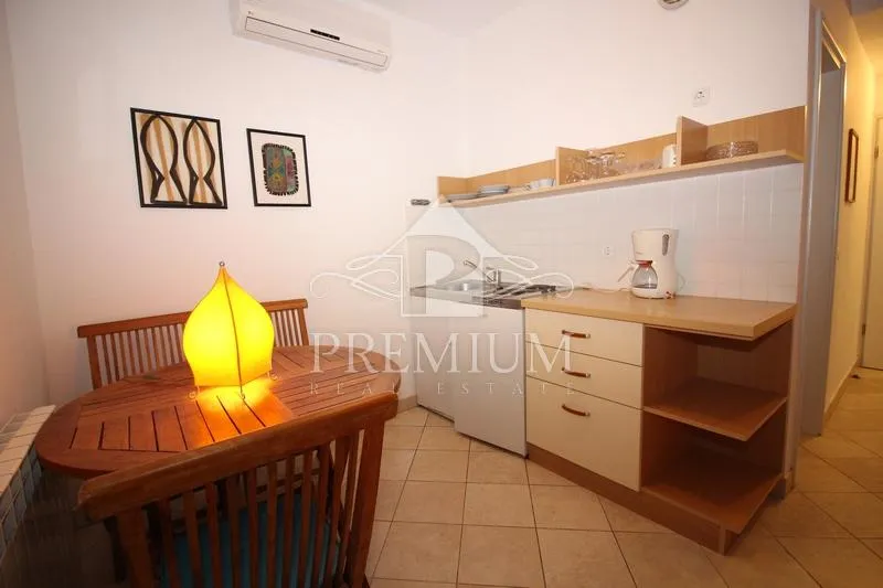 stara jezgra, kuća na 4 etaže, 5 apartmana, pogodno za razne djelatnosti - slika 29