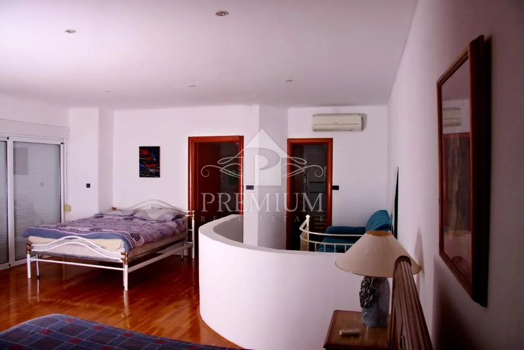 troetažni stan 290 m2, blizina mora, pogled,garaža - slika 24