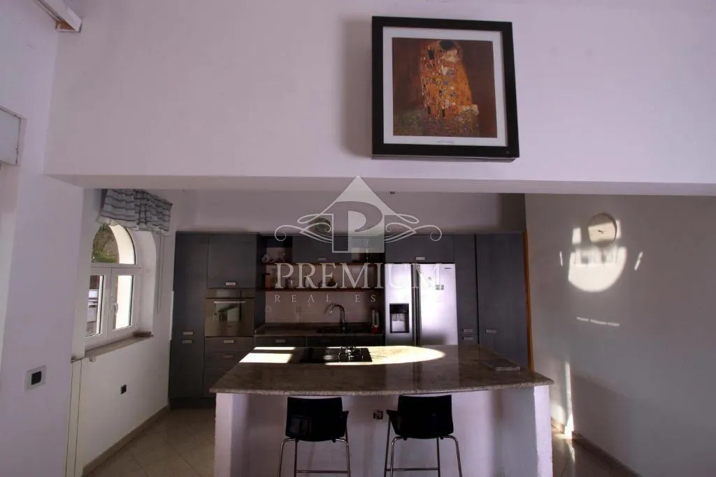 troetažni stan 290 m2, blizina mora, pogled,garaža - slika 16