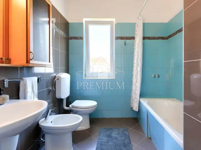 kuća sa tri apartmana, bazen, blizina mora, okućnica - slika 18