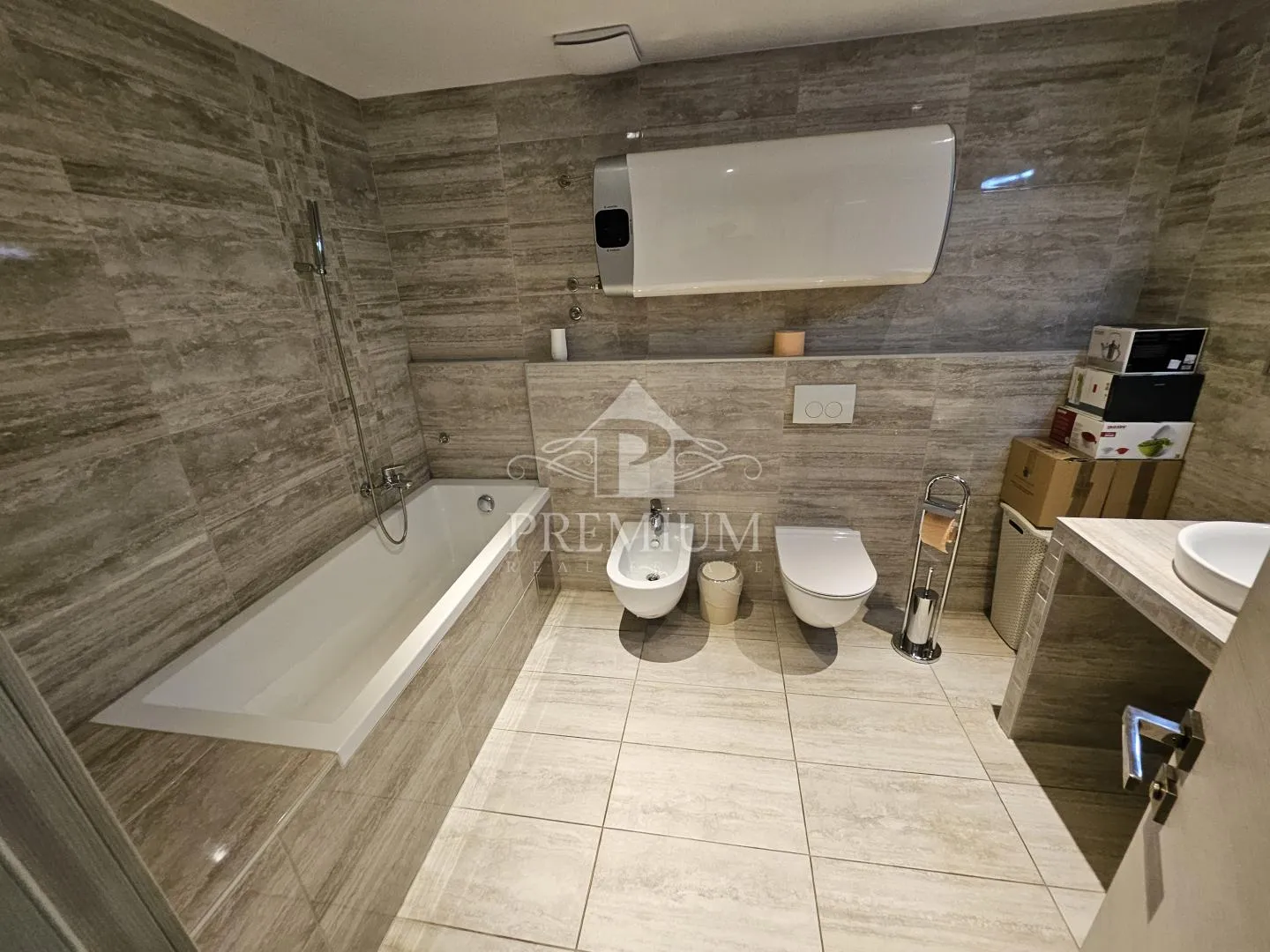stan u novogradnji, garaža, bazen, blizina centra - slika 19