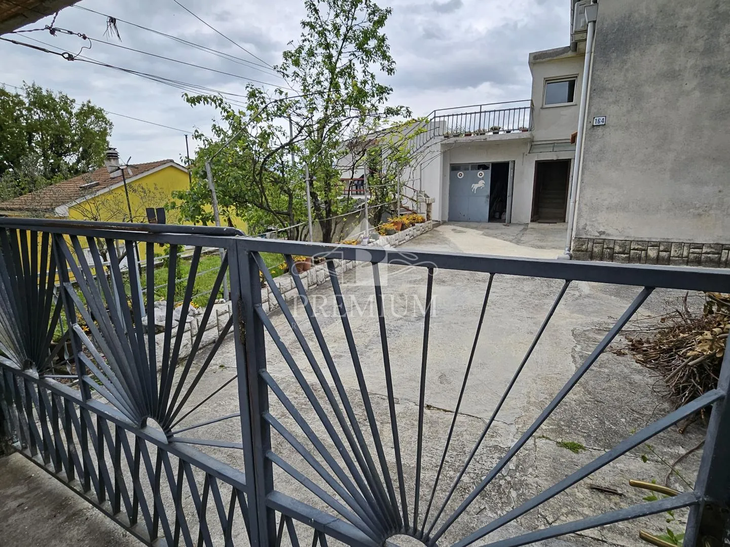 stan sa garažom i okućnicom, mirna lokacija - slika 3