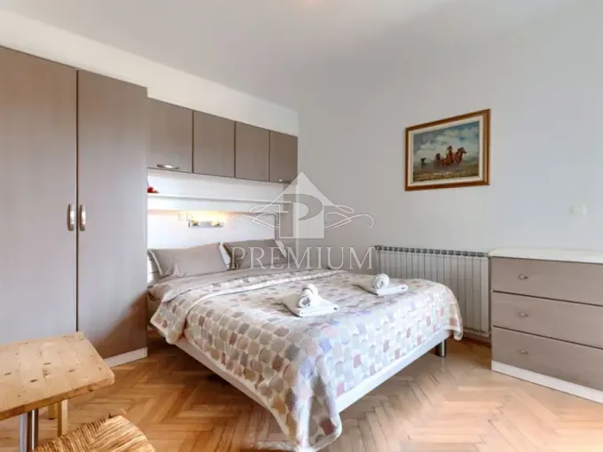 kuća sa tri apartmana, bazen, blizina mora, okućnica - slika 15