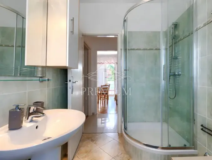 kuća sa tri apartmana, bazen, blizina mora, okućnica - slika 16