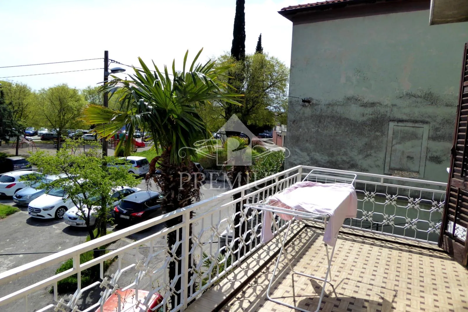 kuća sa tri stambene jedinice, okućnica, blizina centra - slika 2