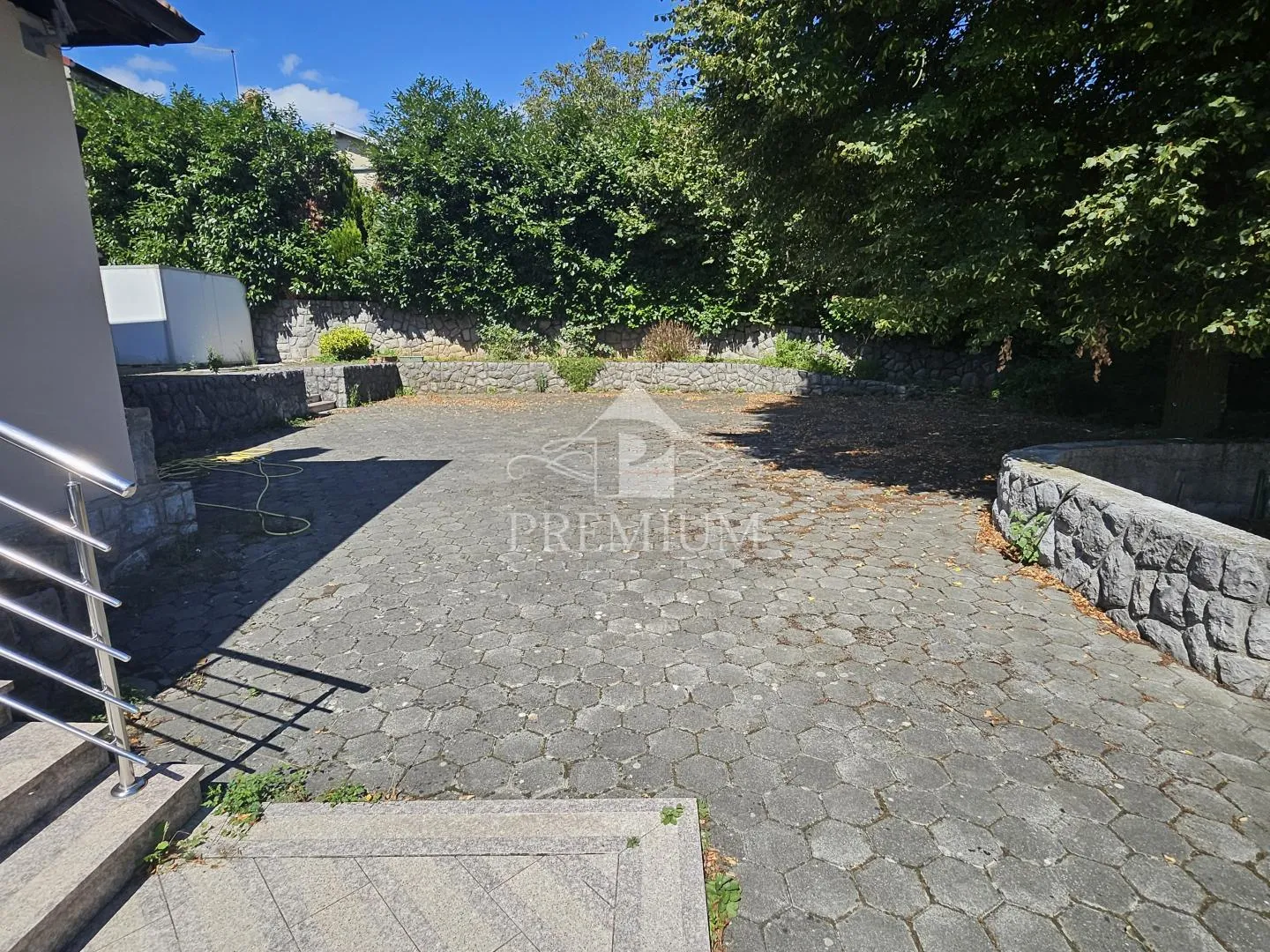 poslovno stambena zgrada sa velikim parkingom - slika 13