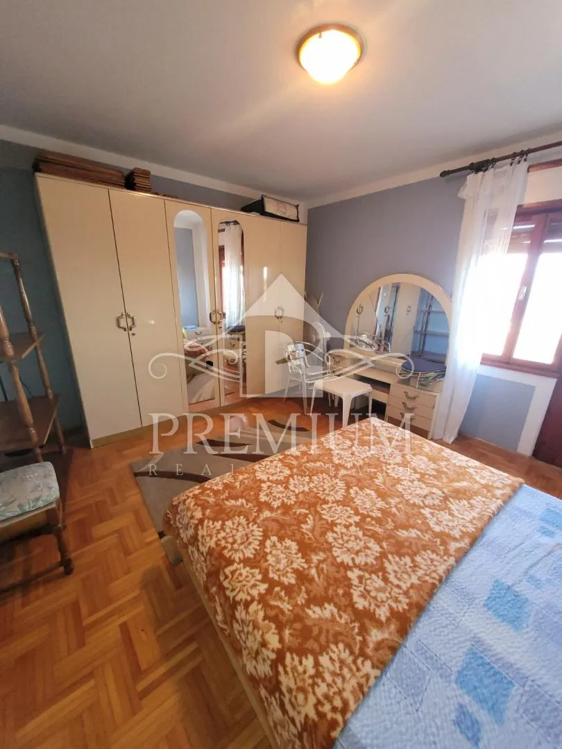 kuća sa 4 stambene jedinice, pogled, dvorište - slika 33