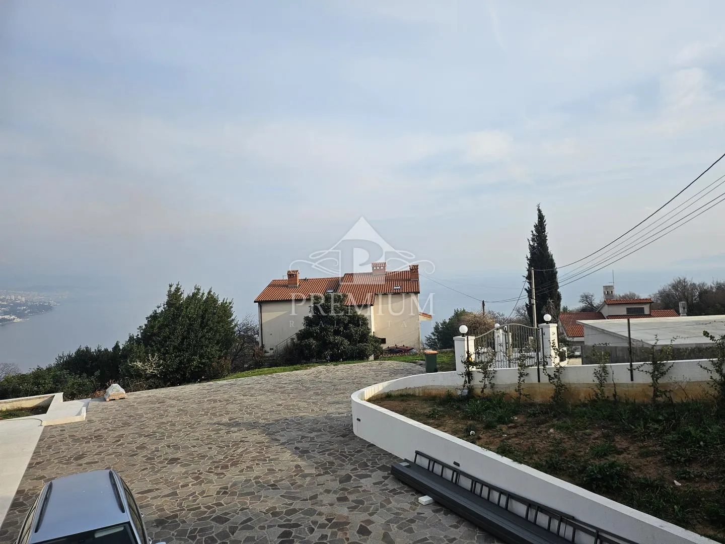 obiteljska kuća sa velikom okućnicom na mirnoj lokaciji - slika 11