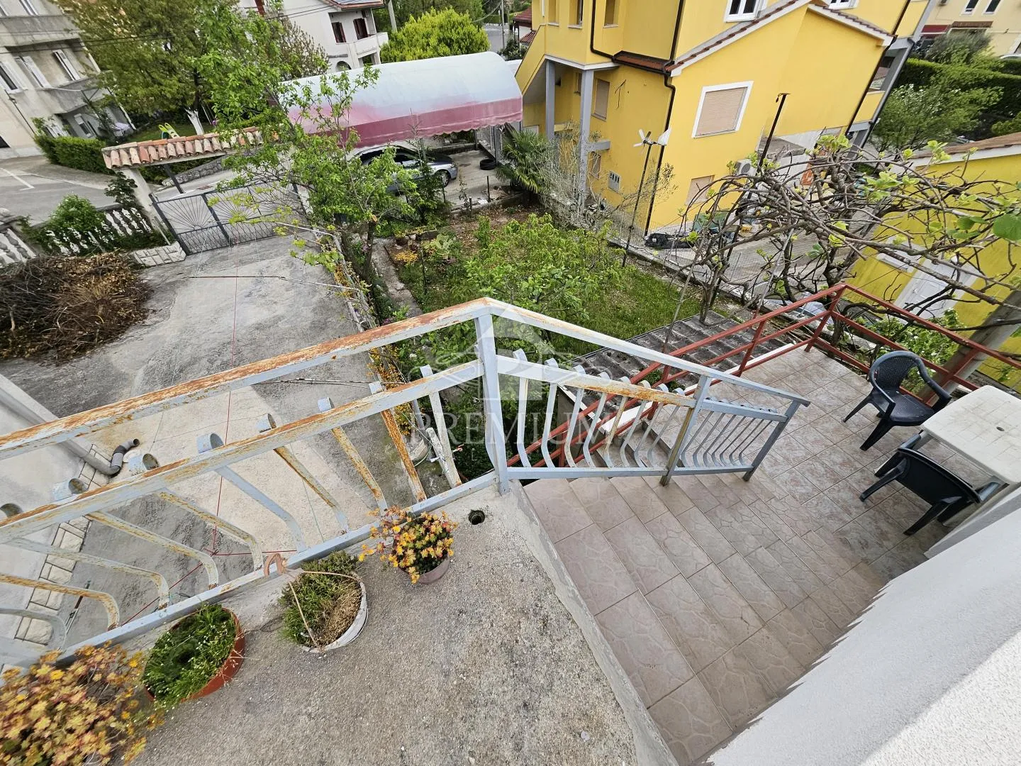 stan sa garažom i okućnicom, mirna lokacija - slika 27