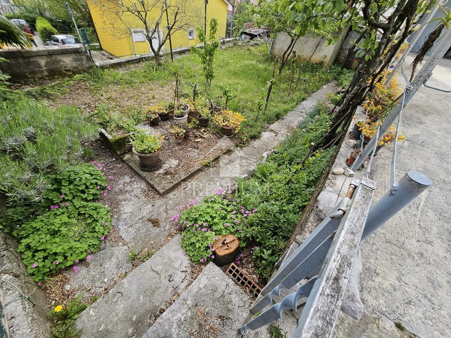 stan sa garažom i okućnicom, mirna lokacija - slika 6