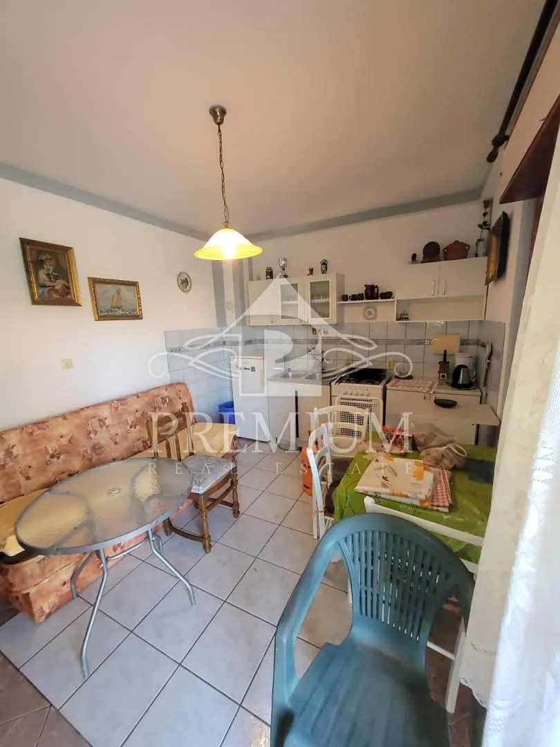 kuća sa 4 stambene jedinice, pogled, dvorište - slika 8