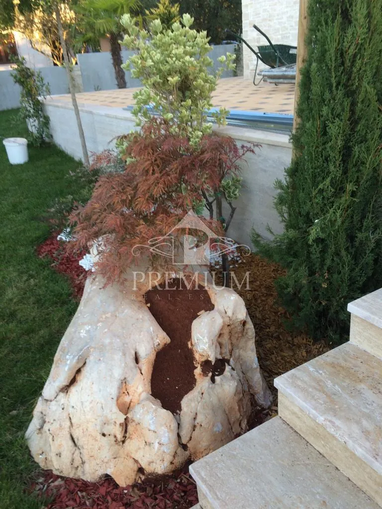 vila sa dva bazena, velika okućnica, blizina mora - slika 64