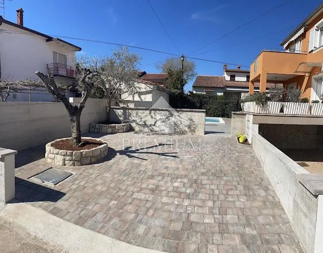kuća sa tri apartmana, bazen, blizina mora, okućnica - slika 5