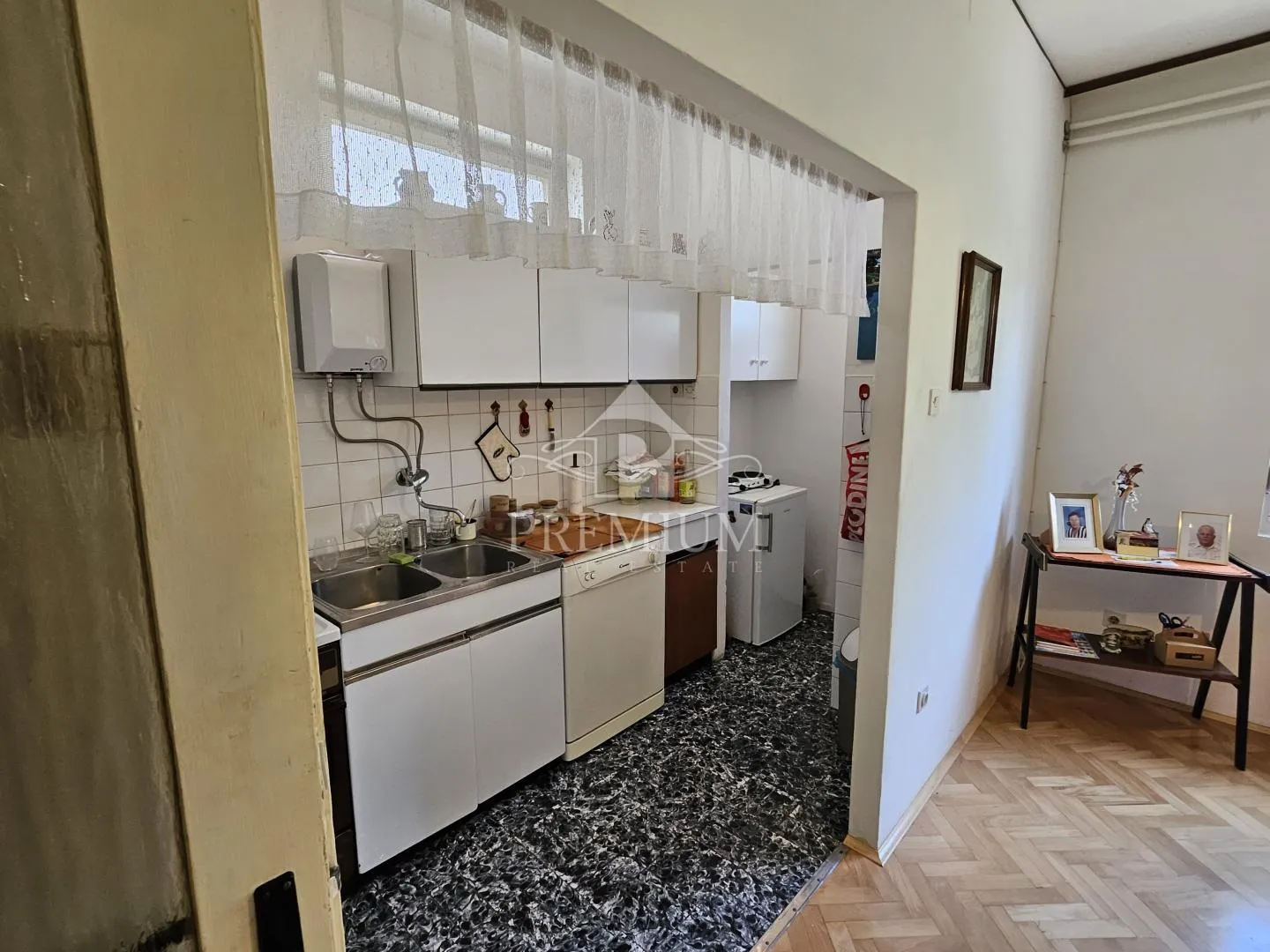 stan blizu centra sa prekrasnim pogledom - slika 7