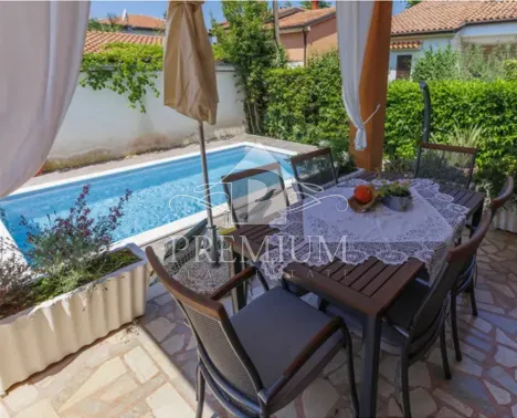 kuća sa tri apartmana, bazen, blizina mora, okućnica - slika 7