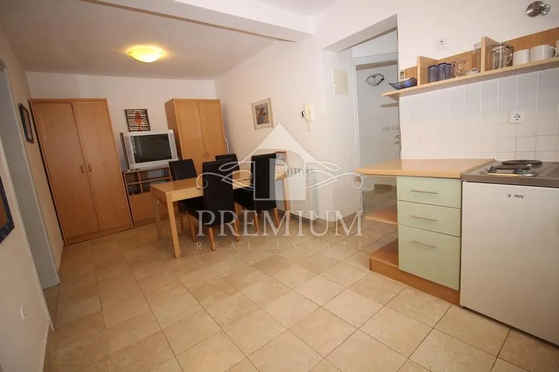 stara jezgra, kuća na 4 etaže, 5 apartmana, pogodno za razne djelatnosti - slika 35