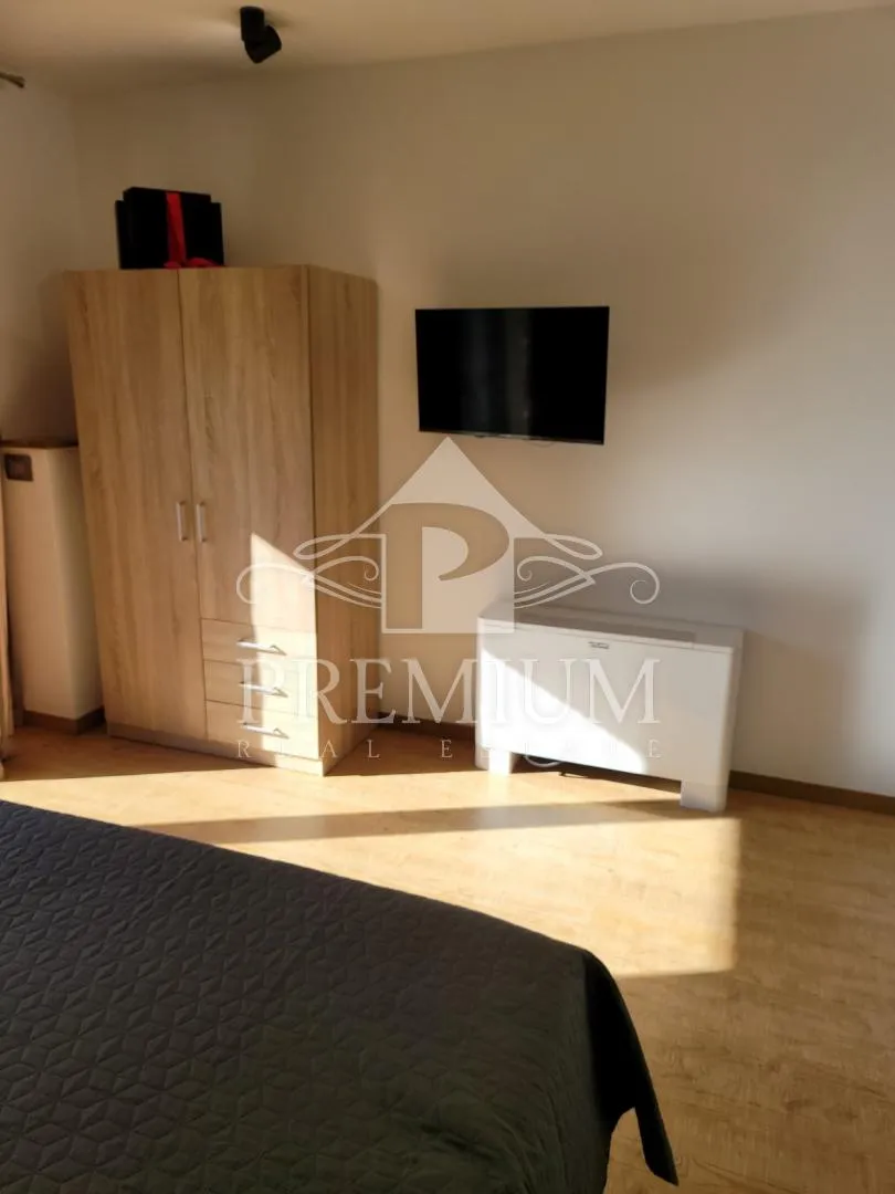 vila sa dva bazena, velika okućnica, blizina mora - slika 25