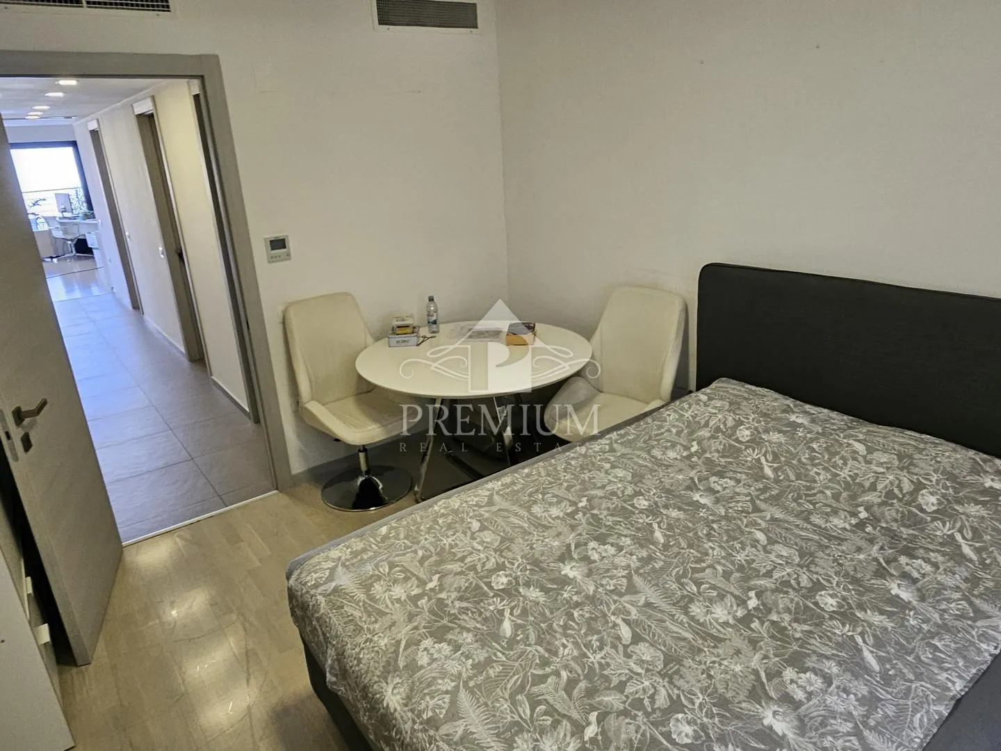 stan u novogradnji, garaža, bazen, blizina centra - slika 17