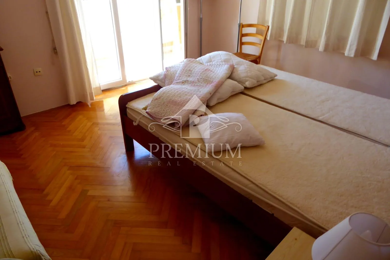 kuća sa tri apartmana, bazen, blizina mora, okućnica - slika 40