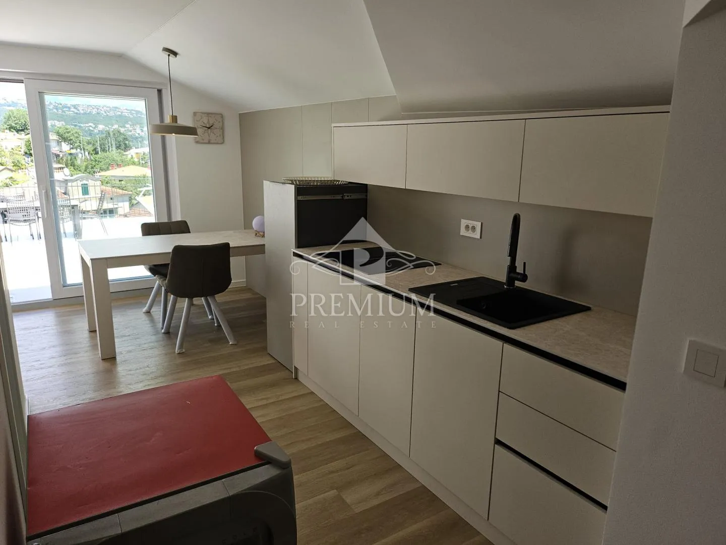 novoadaptirani stan sa garažom, velika terasa, pogled - slika 10