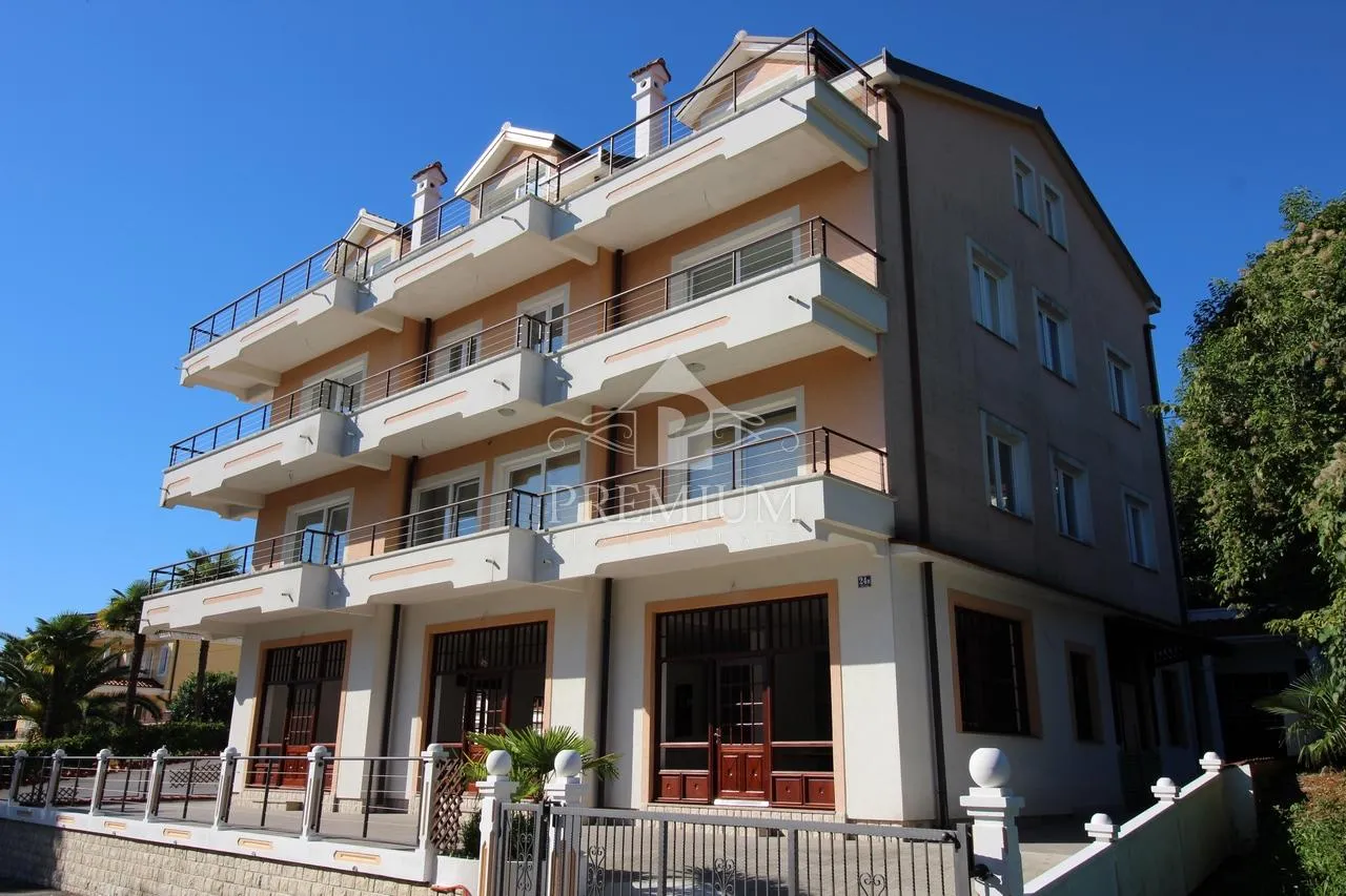 dvoetažni stan sa 2 terase i balkonom, blizina centra - slika 25